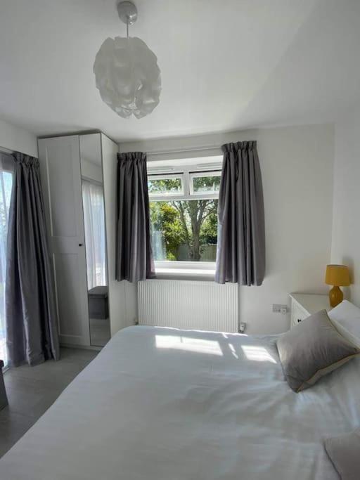 Dingley Dell - Superb Location For Truro In Private Accommodation Perranwell Extérieur photo
